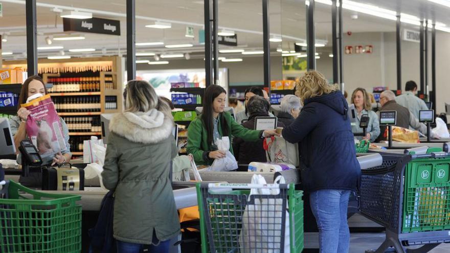 Mercadona busca contratar a cientos de personas para la campaña de verano en sus supermercados gallegos