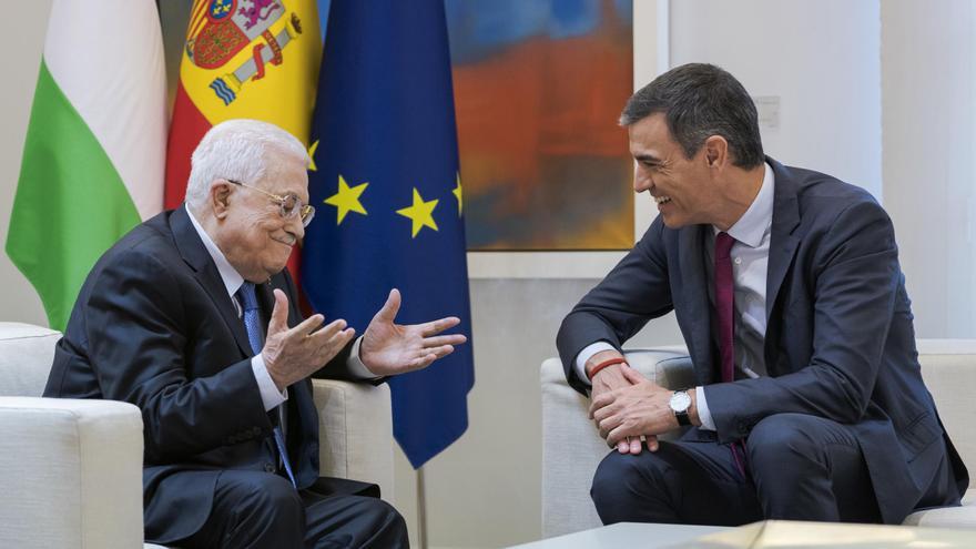 El presidente del Gobierno español, Pedro Sánchez, conversando con el preisdente de la Autoridad Palestina, Mahmud Abbas.