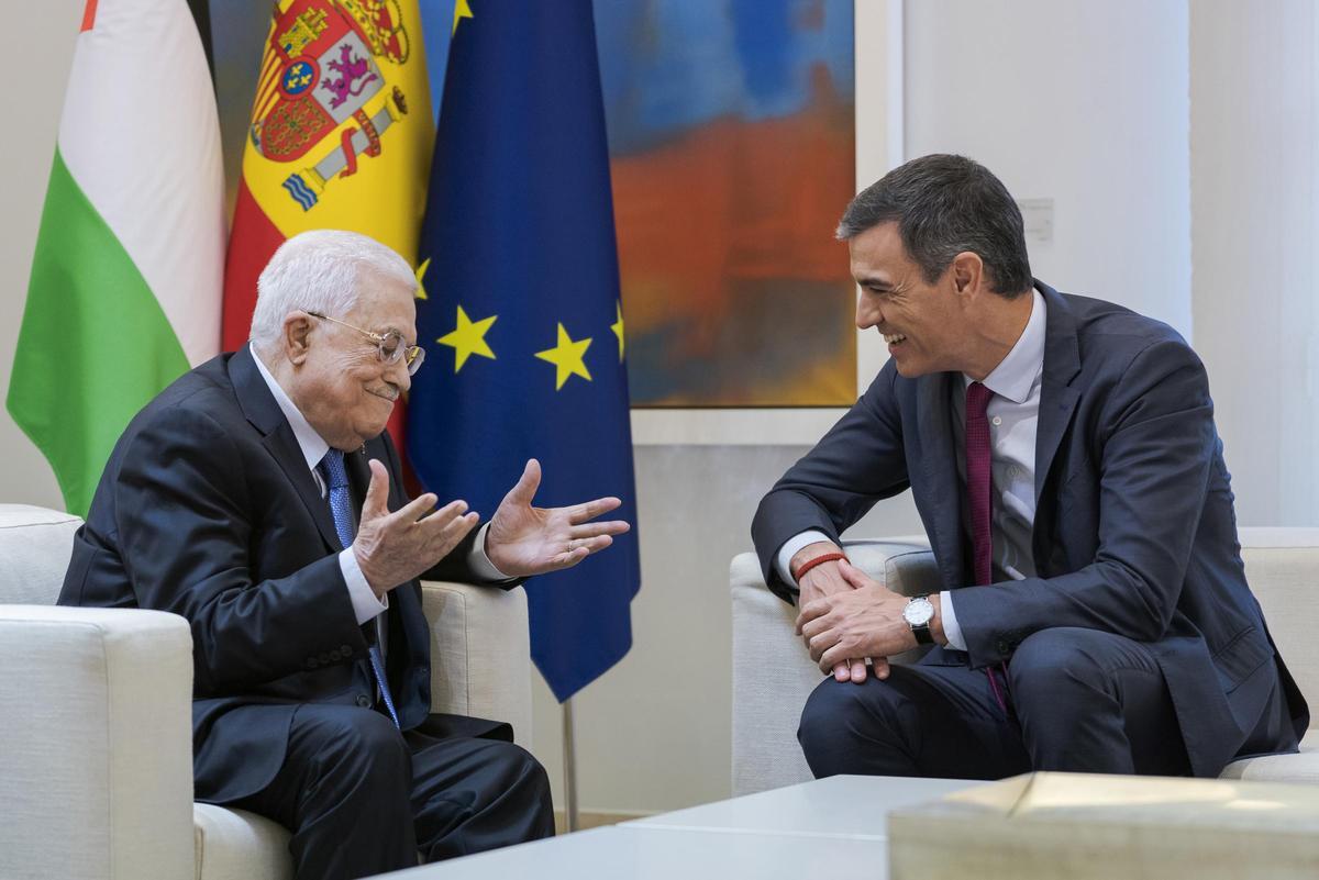 El presidente del Gobierno español, Pedro Sánchez, conversando con el preisdente de la Autoridad Palestina, Mahmud Abbas.