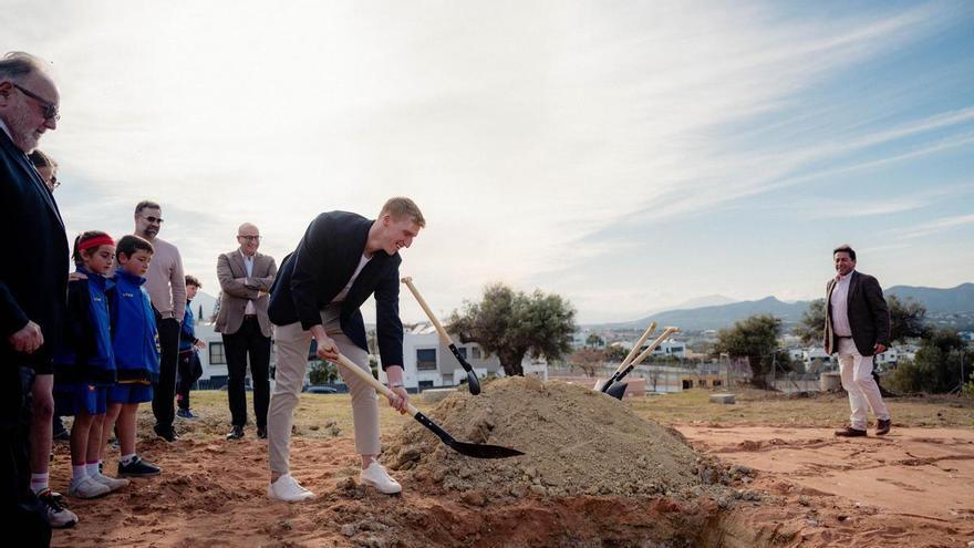 El capitán del Unicaja, Alberto Díaz, pone la primera piedra a su pabellón en Alhaurín de la Torre