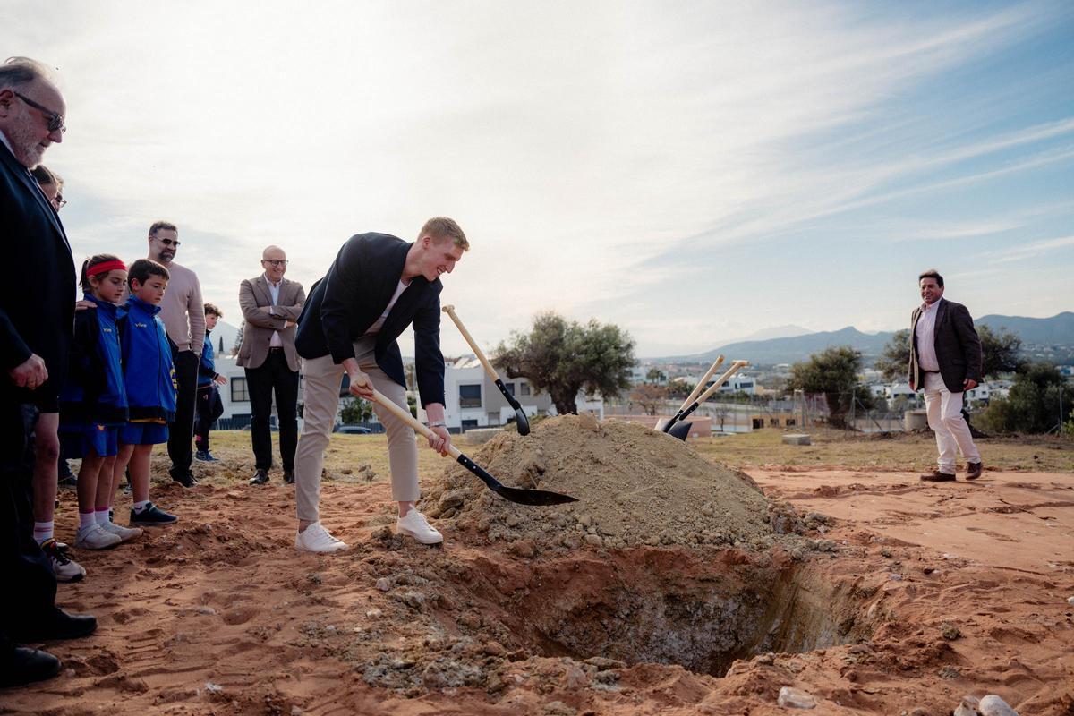 Alberto Díaz pone la primera piedra a su pabellón en Alhaurín.