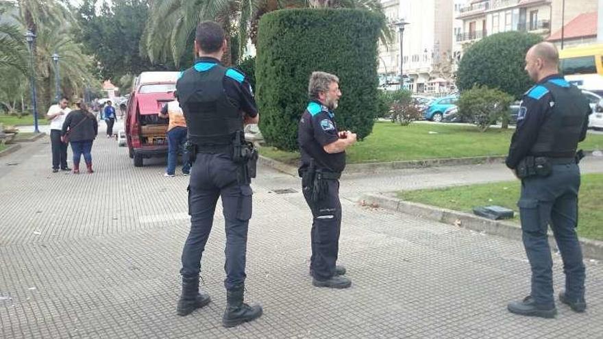 Policías de Cangas, en una intervención en el mercadillo. // S. Á.