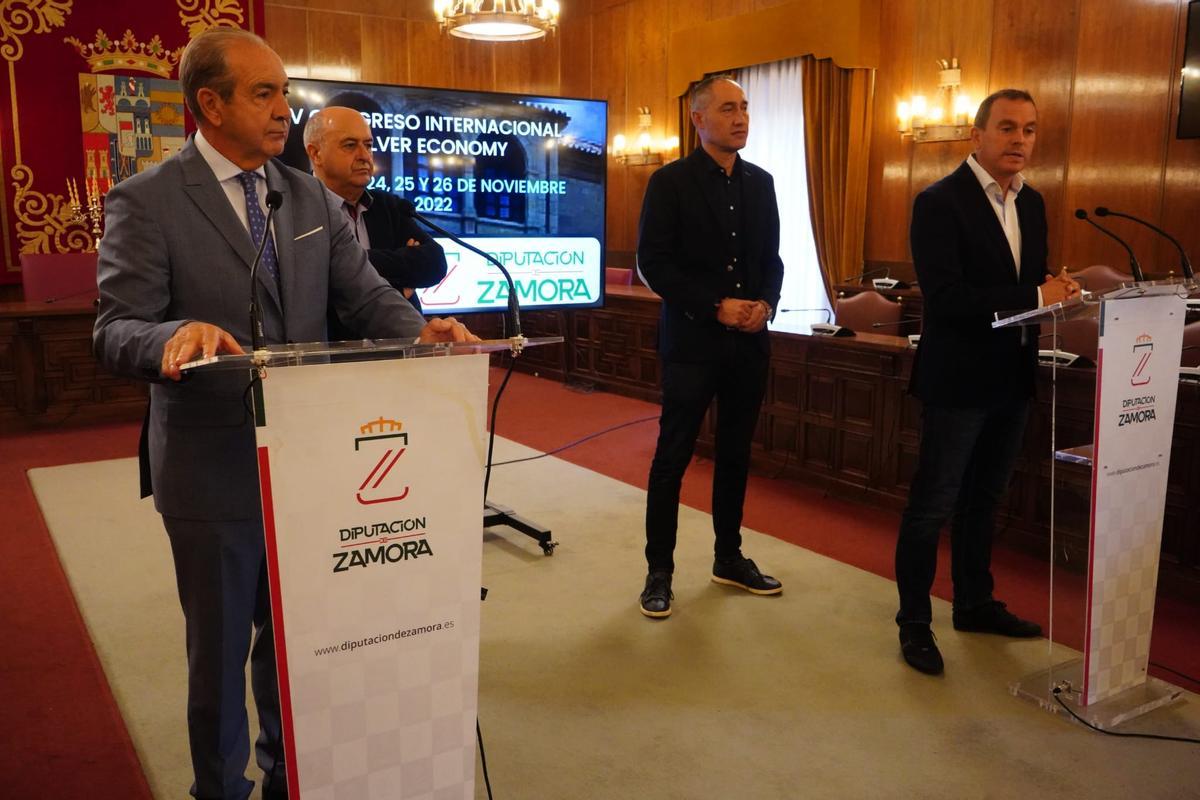 Cipriano García, Feliciano Ferrero, Emilio Fernández y Francisco José Requejo presentan los premios.