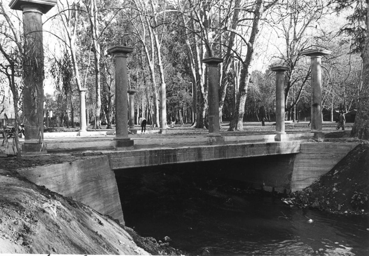 Instalación de las columnas de la escalinata de la Praza de Portugal en el puente sobre el río Lagares en el parque de Castrelos.