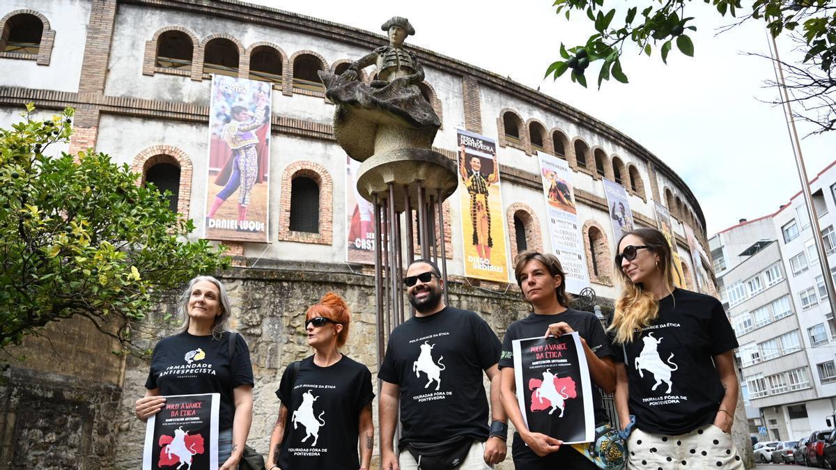 Presentando el símbolo de la manifestación antitaurina, junto a la plaza de toros.