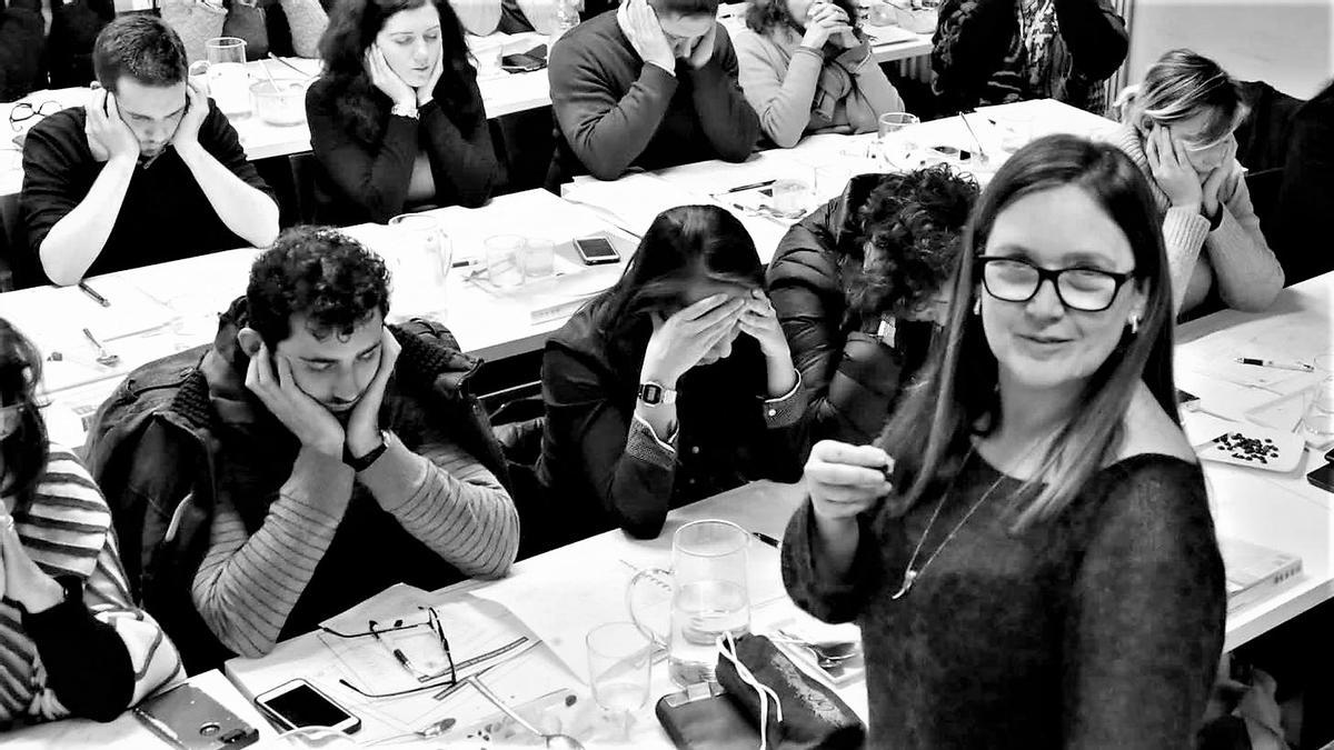 Monica Meschini, durante una de las clases de cata que imparte en el International Institute of Chocolate &amp; Cacao Tasting de Florencia.