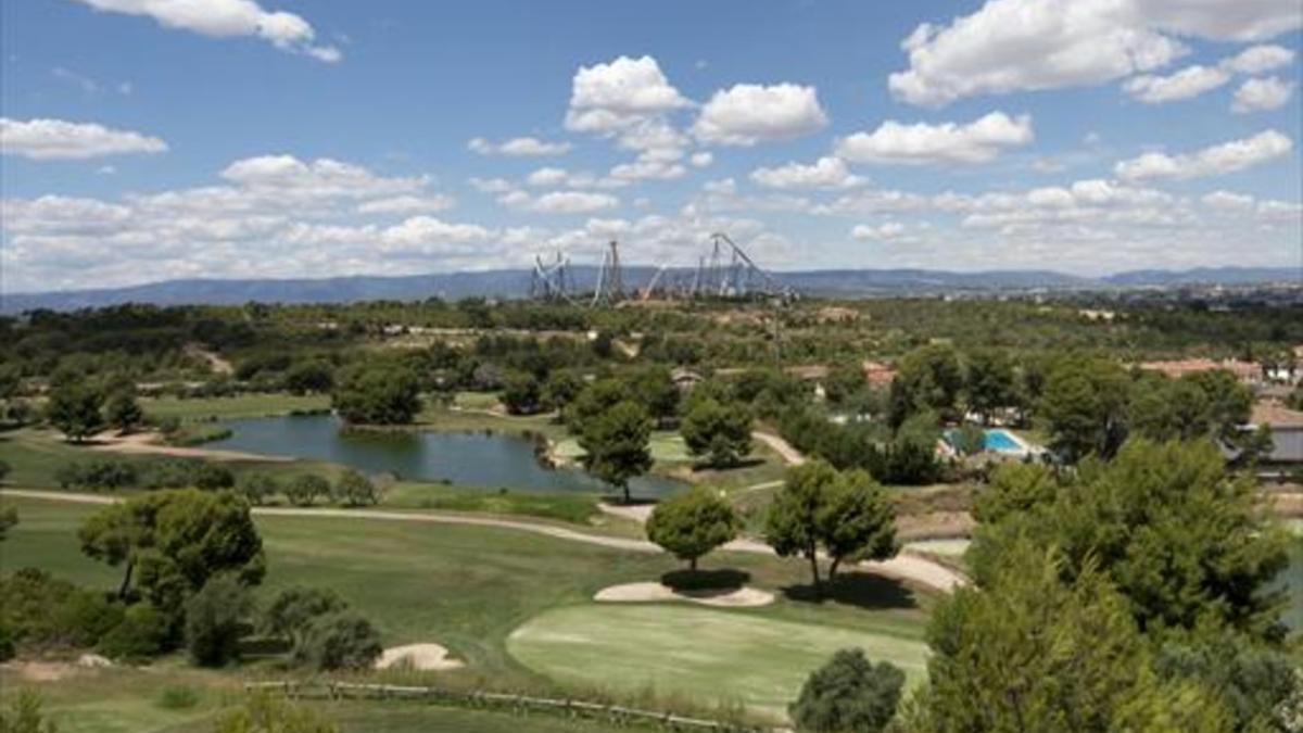 Terrenos junto al parque de PortAventura, al fondo, donde crecerá el complejo de Hard Rock, el 30 de junio.