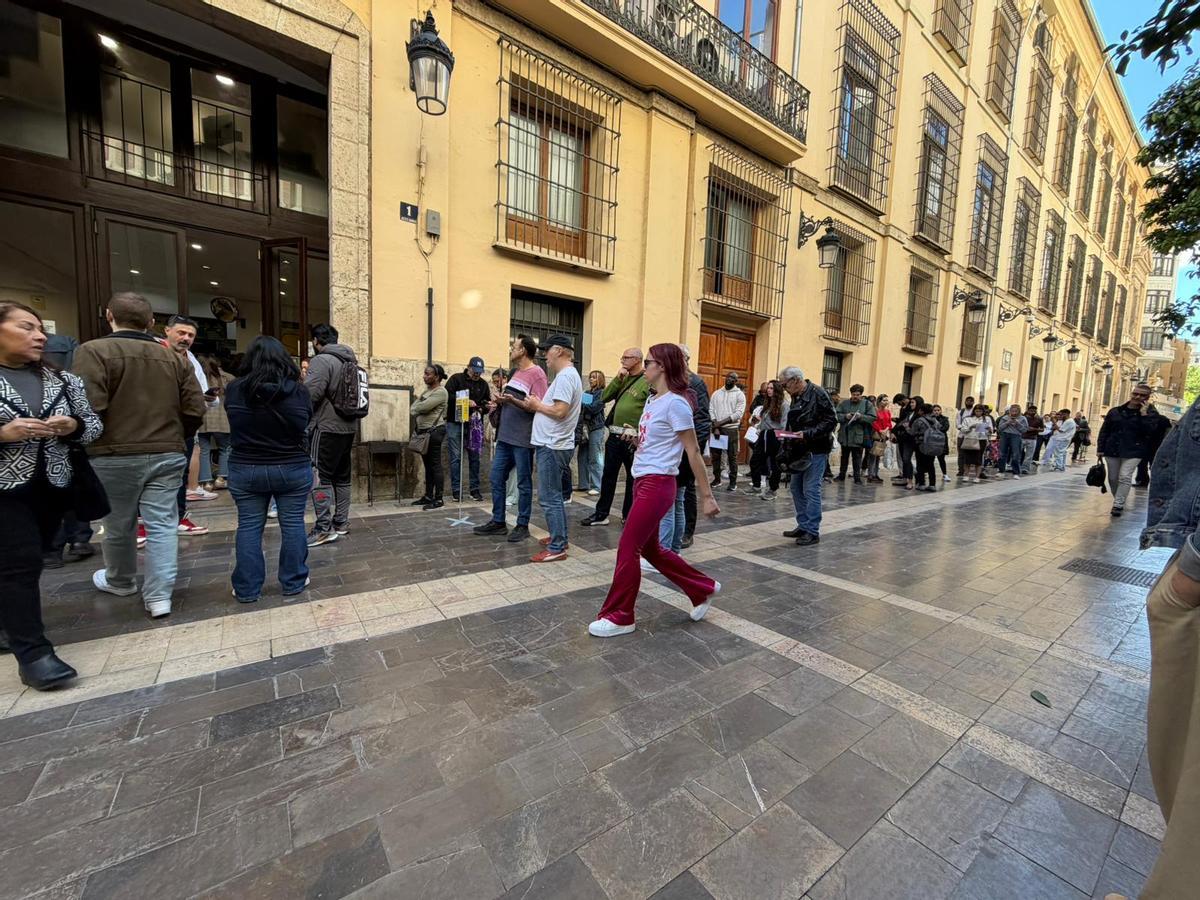 Colas en el padrón de València para acceder a la regularización de migrantes