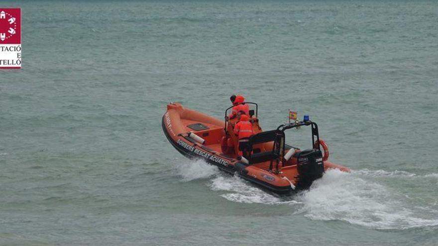 Rescatan una pequeña embarcación con problemas para salir de la playa de Peñíscola