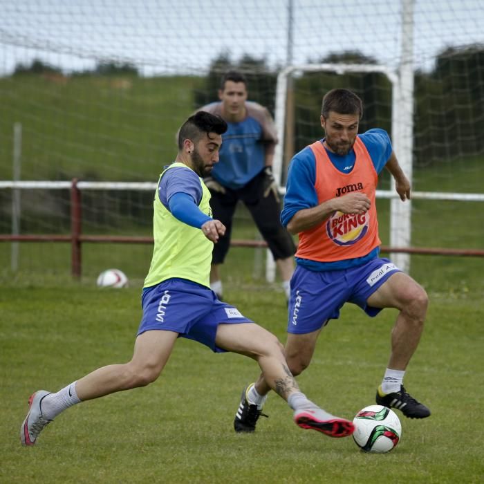 Entrenamiento del Real Avilés en las instalaciones de la escuela de Mareo de Gijón