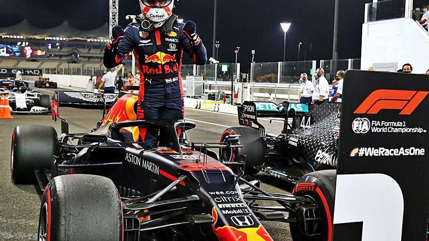 Verstappen festeja su ‘pole’ de ayer en Yas Marina. |  // RUDY CAREZZEVOLI