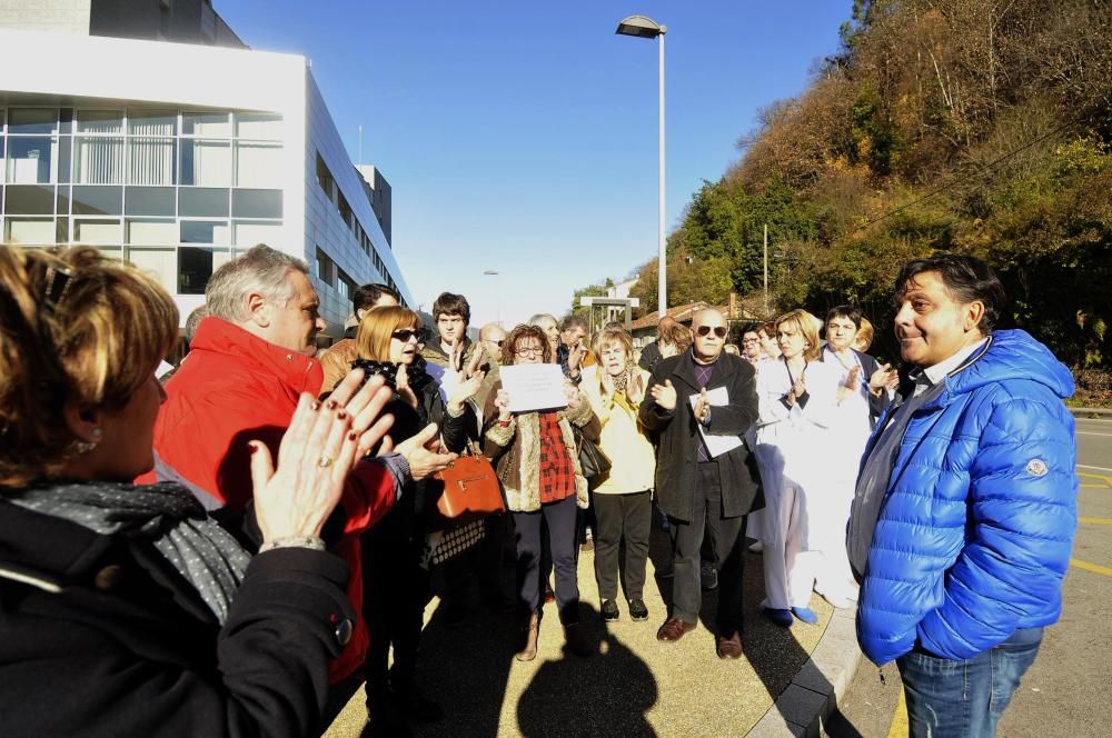 Protesta de los empleados del hospital por el despido de dos trabajadores de la cafetería