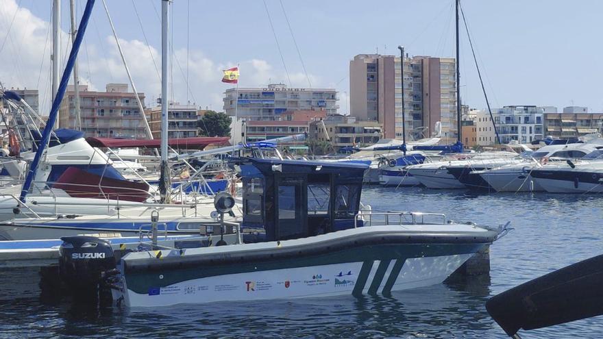 La Comunidad estrena un barco para reforzar la vigilancia del Mar Menor