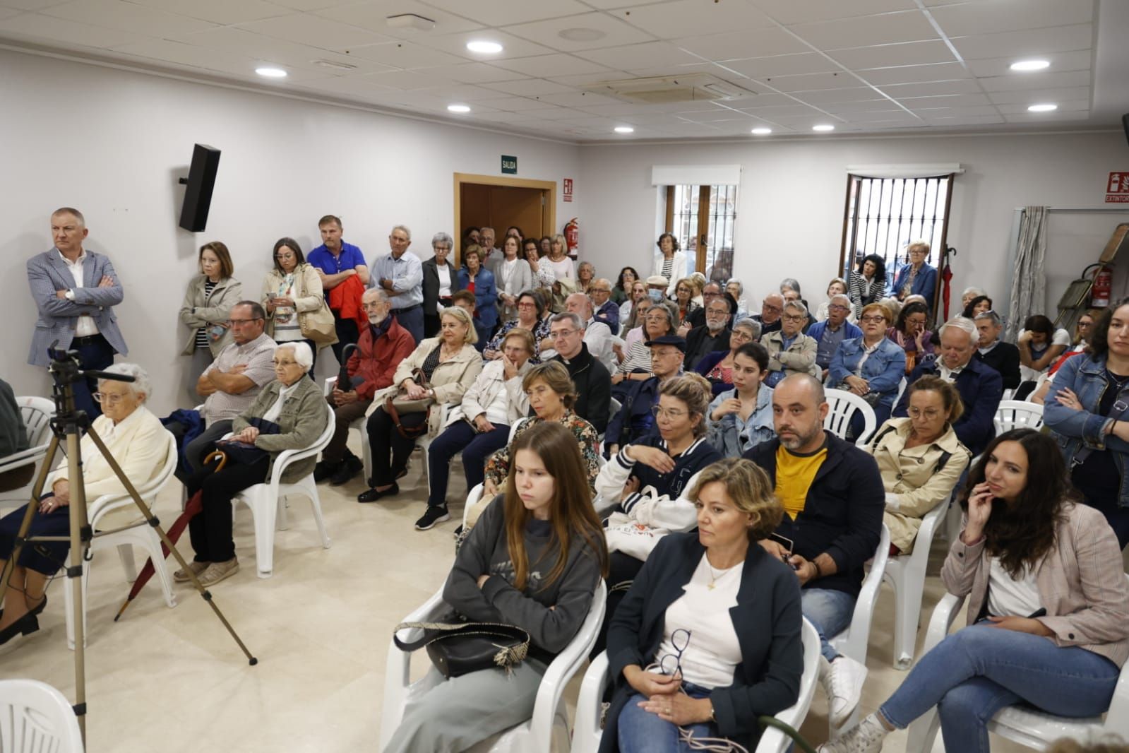 El cura y los vecinos protestan en el pleno de Foios