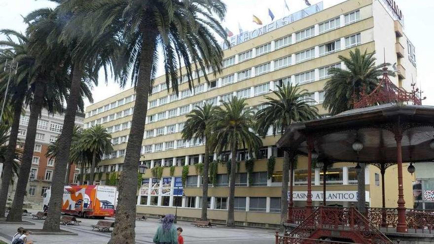 Fachada del hotel NH Atlántico desde los jardines de Méndez Núñez.