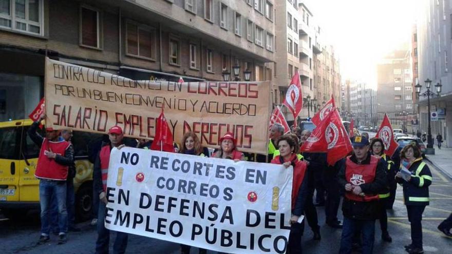 Trabajadores de Correos, ayer, en la última jornada de manifestación.