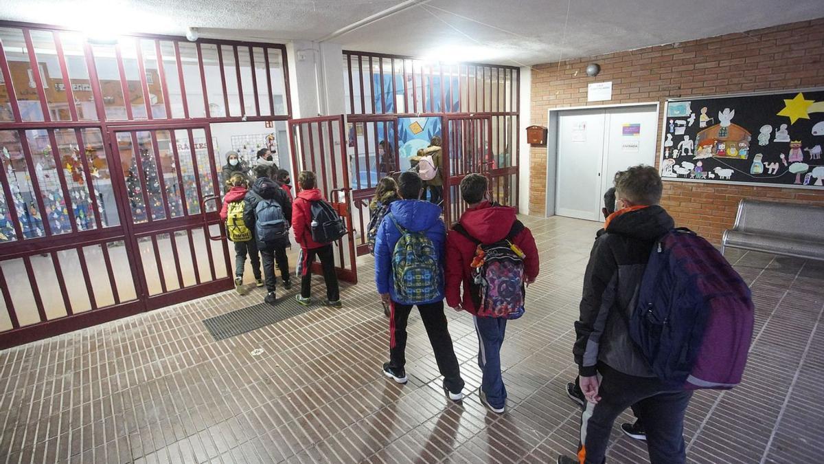 Alumnes entrant a classe a l’escola Migdia de Girona, dilluns passat