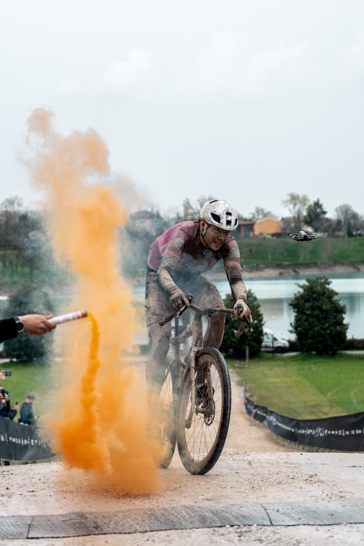 El ganador de The Hills, Toby Perry, en su paso por meta