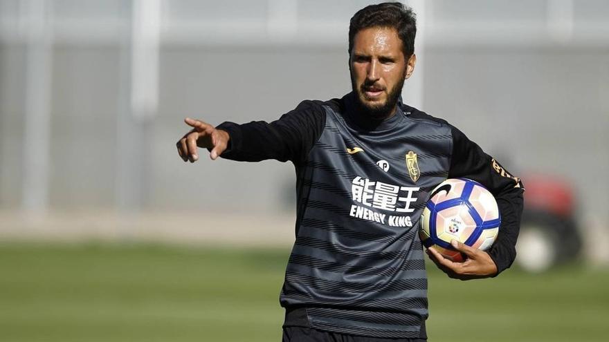 Lluís Planagumà dirige un entrenamiento en su primera aventura como técnico en Japón en 2019 tras salir del Hércules.