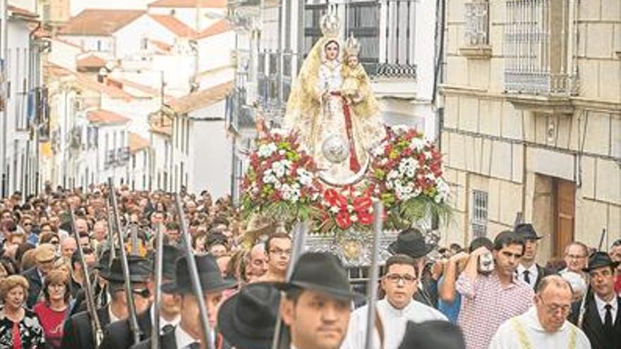 La procesión romera del lunes adelanta el horario de salida al ampliarse el itinerario