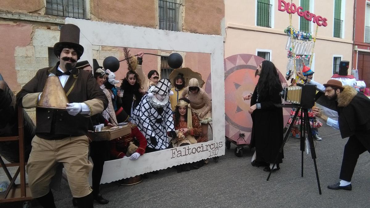 El grupo carnavalero &quot;Los faltosos&quot;, pregonero de las fiestas, en un desfile anterior