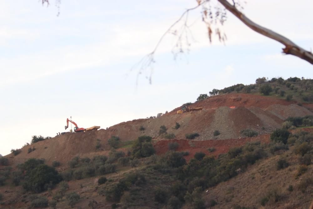 Llegada de las máquinas perforadoras a Totalán para continuar con el rescate de Julen