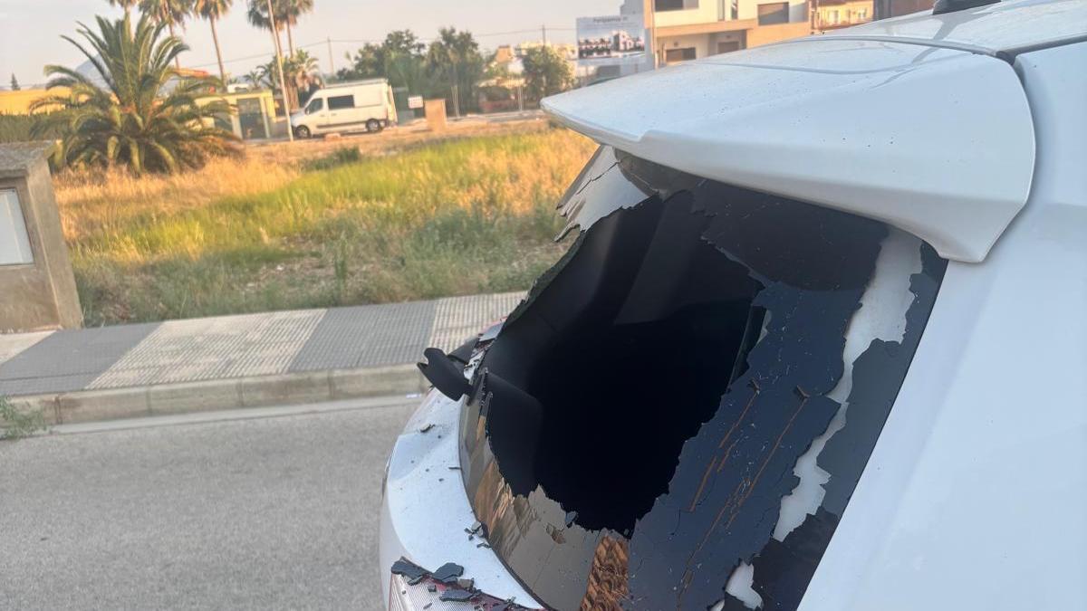 Uno de los coches destrozados en la playa de Oliva hace unos días.