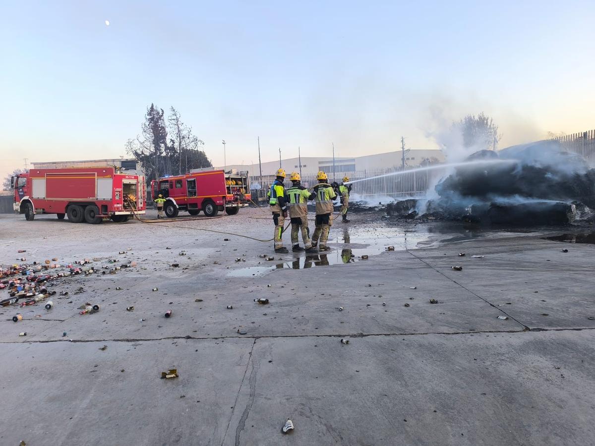 Fotogalería | Los bomberos sofocan el incendio que ha calcinado 20 coches en Mérida Fotogalería | Los bomberos sofocan el incendio que ha calcinado 20 coches en Mérida
