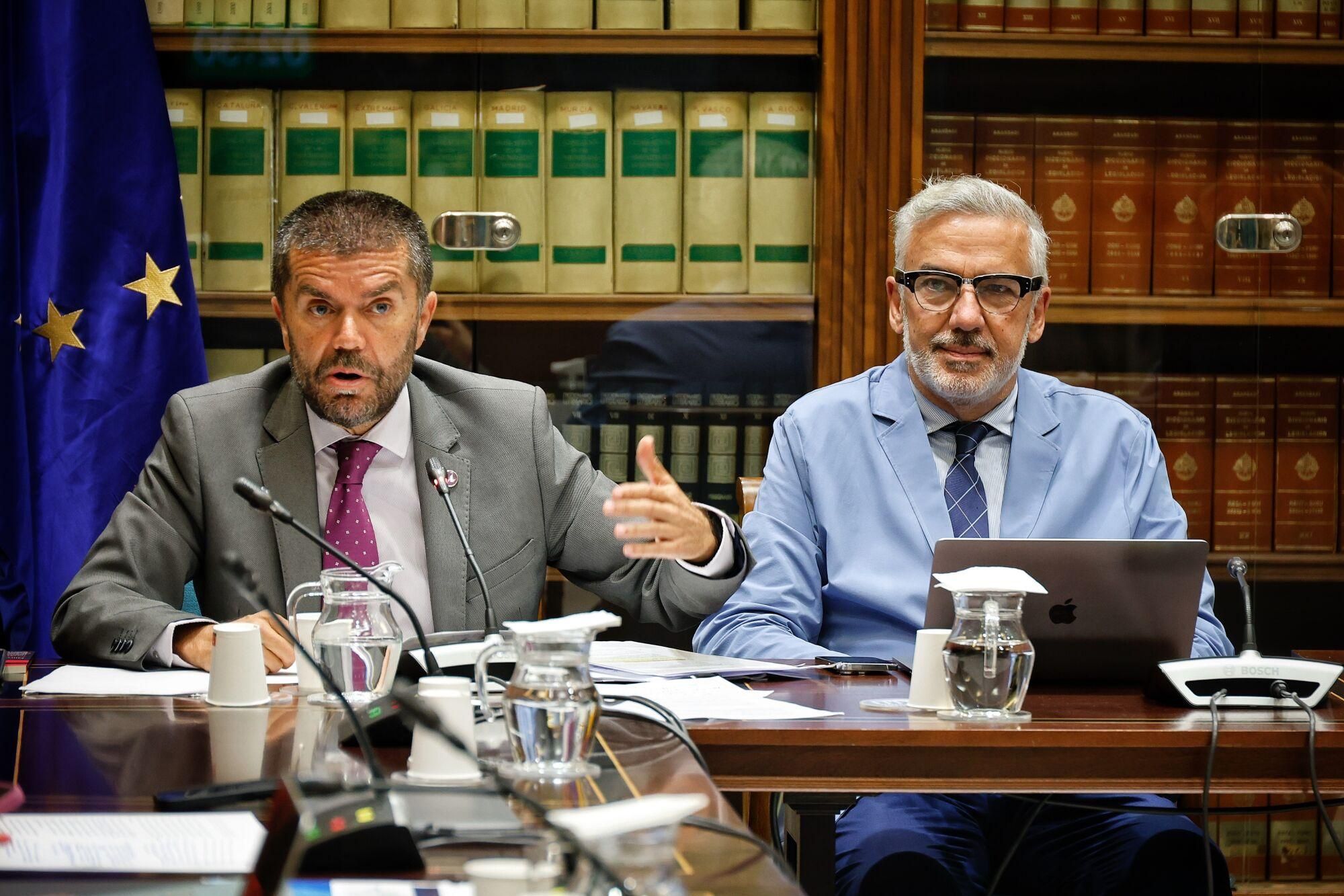 Los rectores canarios comparecen en el Parlamento regional para valorar la ley de ciencia.
