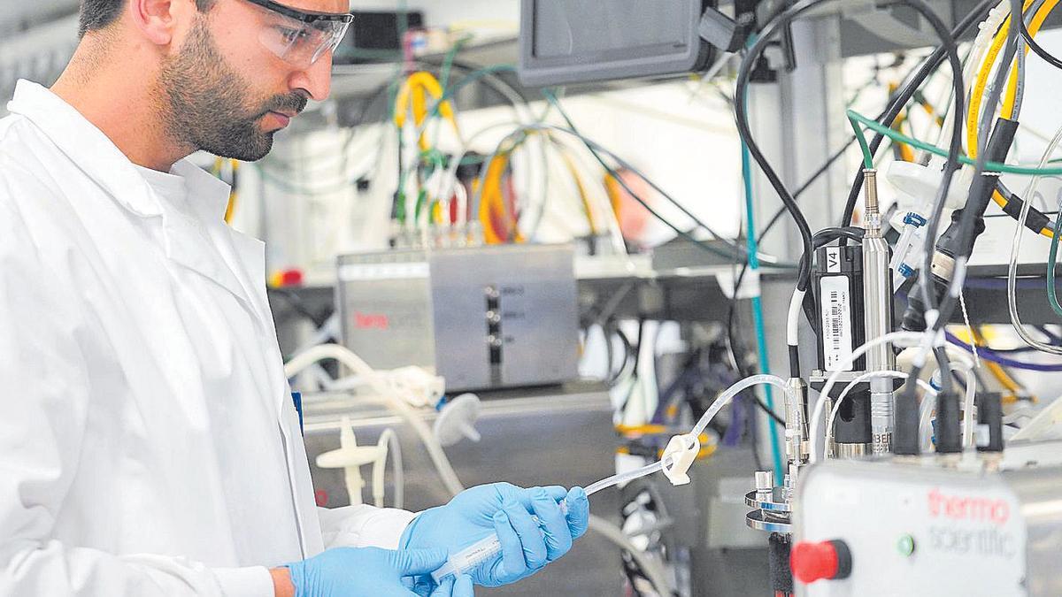 Un investigador trabaja en el laboratorio de Viralgen, de Bayer, en San Sebastián.
