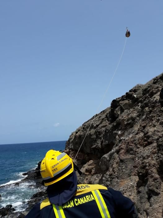 Rescatan a un hombre en helicóptero en la costa de Telde