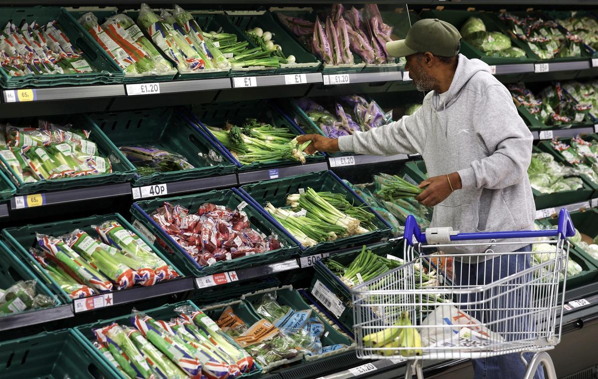 El IPC sube una décima en abril, al 3,3%, por energía y alimentos, y la inflación subyacente cae al 2,9%.