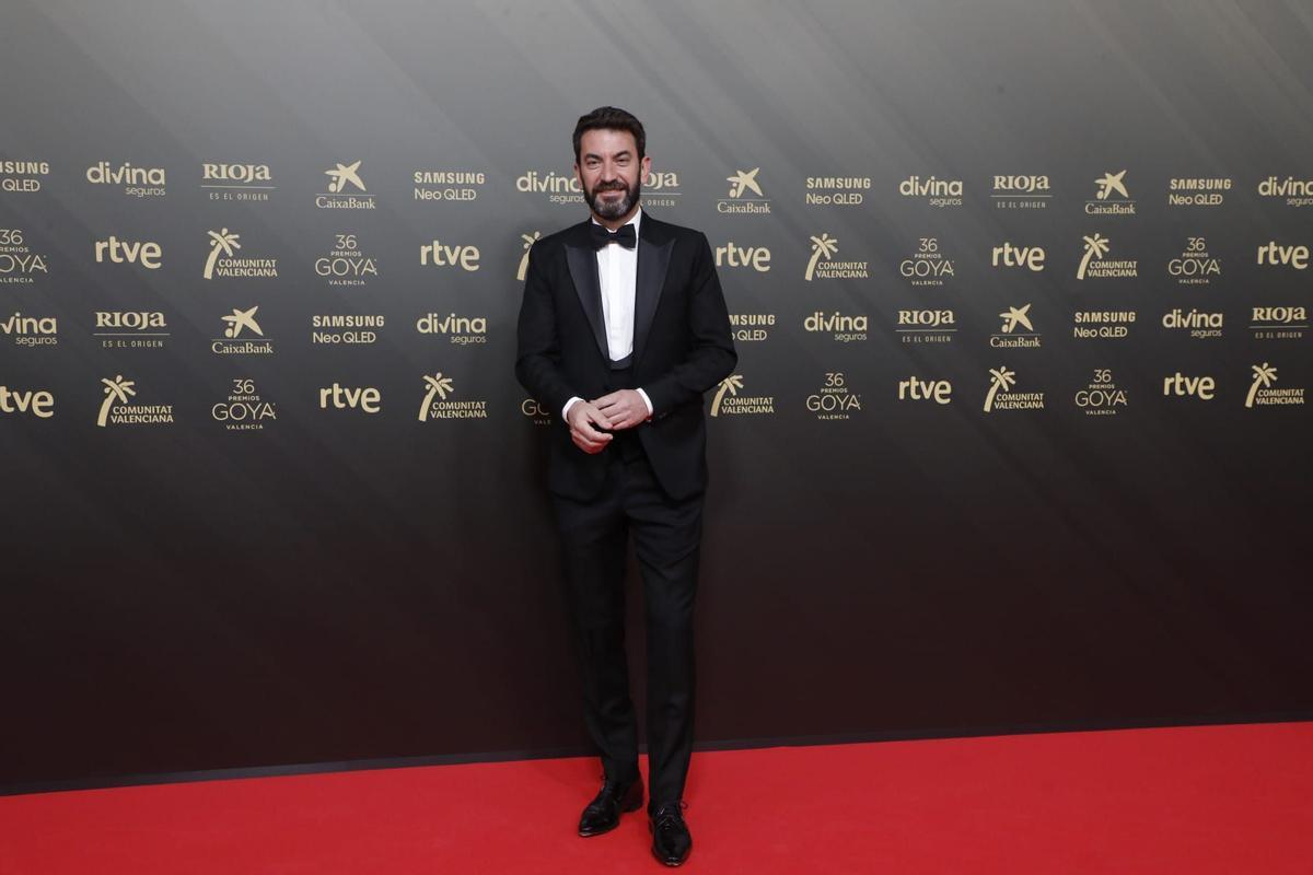 El actor y presentador Arturo Valls posa en la alfombra roja en la 36ª edición de los Premios Goya en el Palau de les Arts en Valencia.