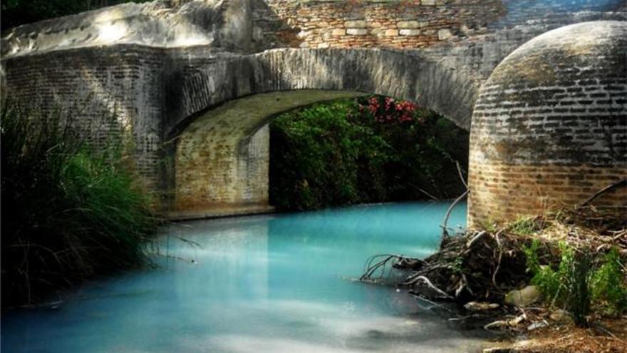 Casares es, gracias a los baños, uno de los lugares más visitados de la zona.