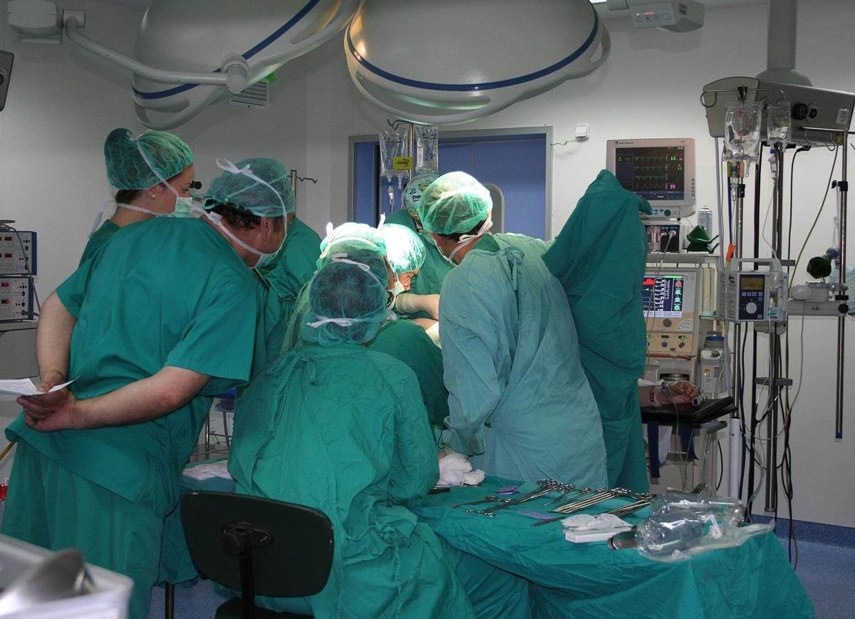 Archivo - Operación En El Hospital De Elda