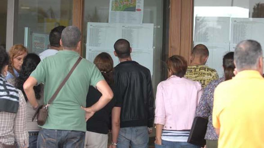 Decenas de personas se agolparon a las puertas de los centros para conocer su correspondiente aula antes de realizar el examen. i C. QUESADA