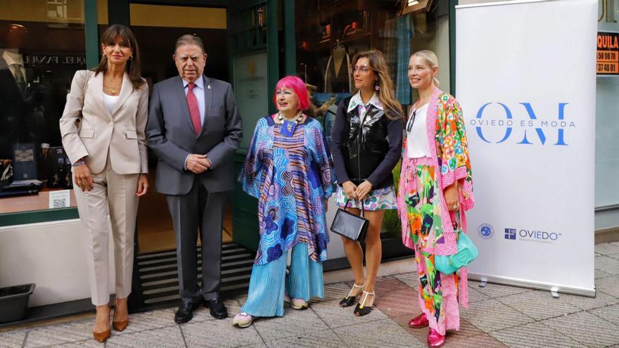Por la izquierda, Leticia González, Canteli, Zandra Rhodes, Celia B. y Soraya Arnelas, ayer, en Cervantes.