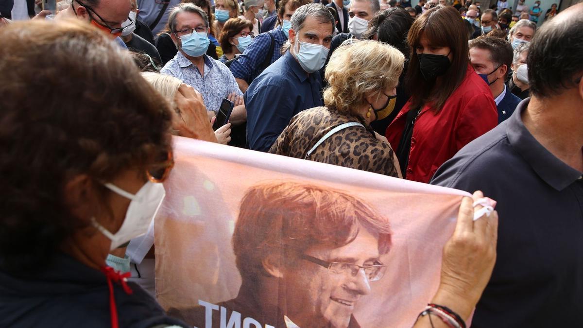 Jordi Cuixart, Pilar Rahola, Francesc Dalmases y Laura Borràs en la protesta en Barcelona por la detención Puigdemont