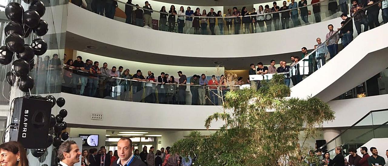 Trabajadores de DXC Technology, en el edificio de oficinas de la rotonda de la palmera de Avilés. | LNE