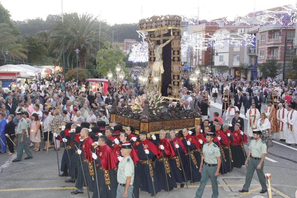 Un Cristo entre el fervor de la multitud. // Santos Álvarez