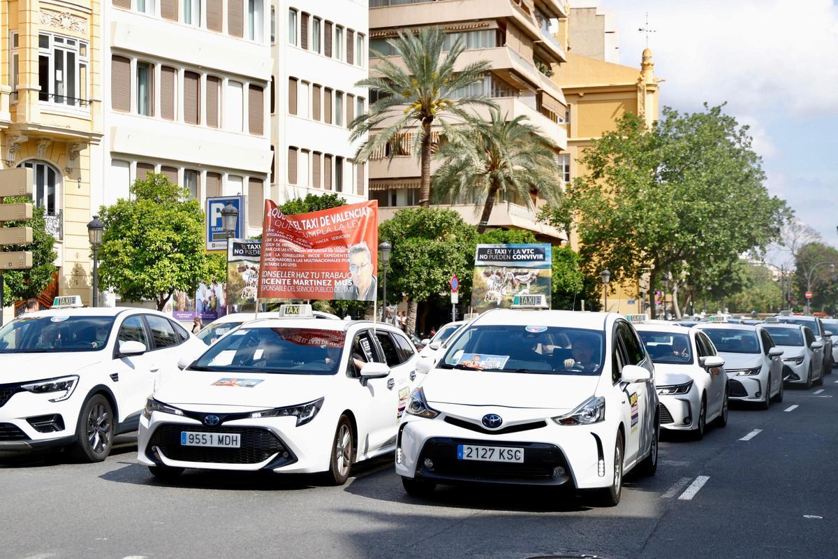 Los taxistas protestan en València contra el aumento de "coches negros haciendo de taxis"