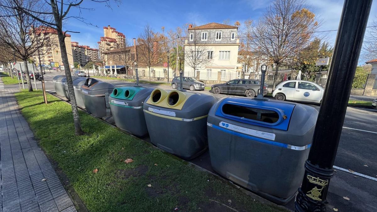 Líneas de contenedores de reciclaje