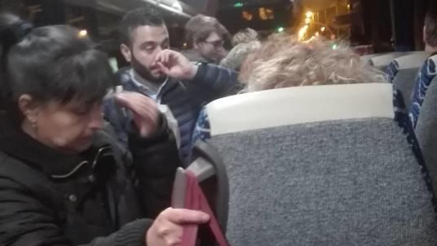 Quinze persones dretes al bus de Barcelona