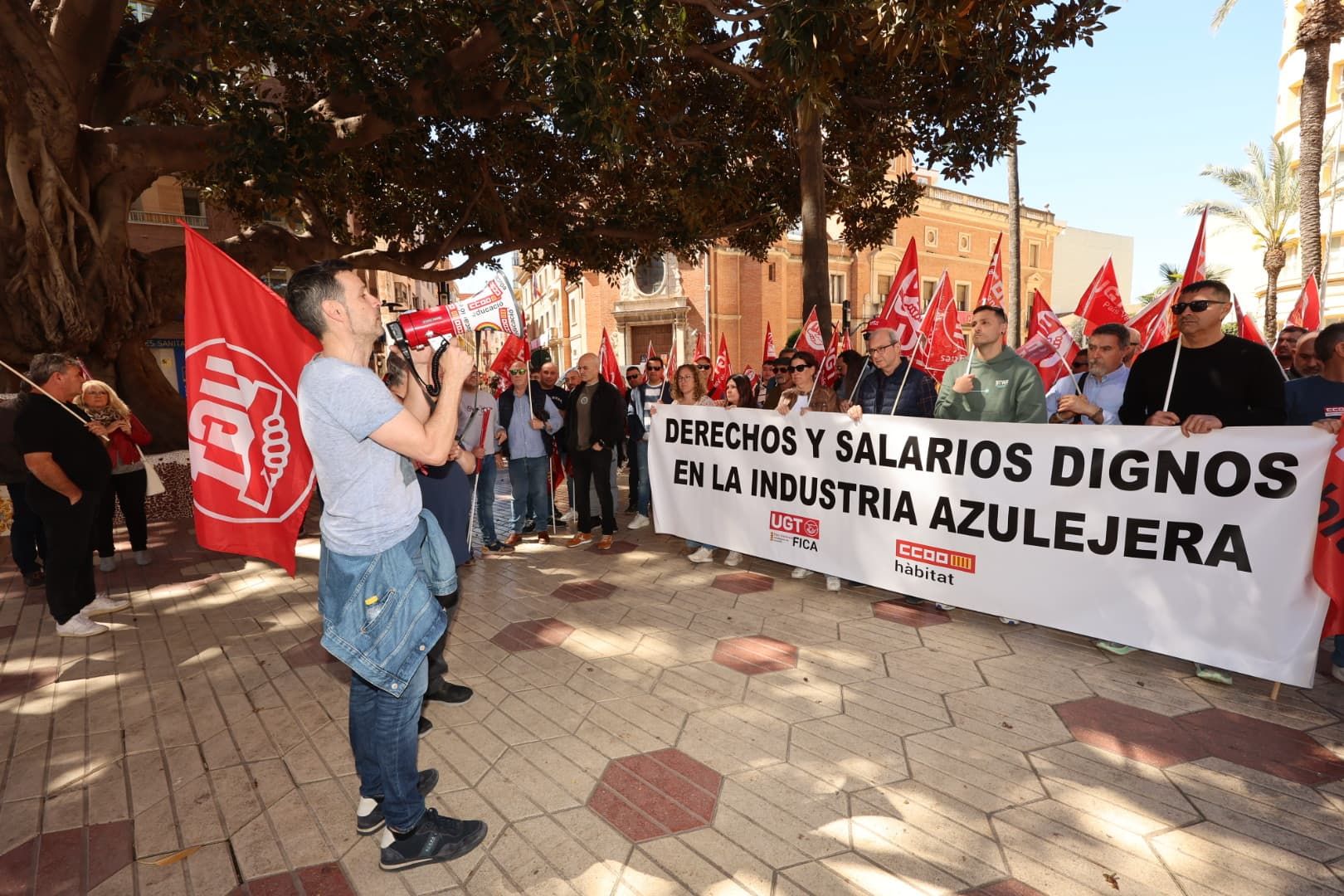 Galerías: Los sindicatos se movilizan en Castellón por el convenio de la cerámica tras el bloqueo de la negociación