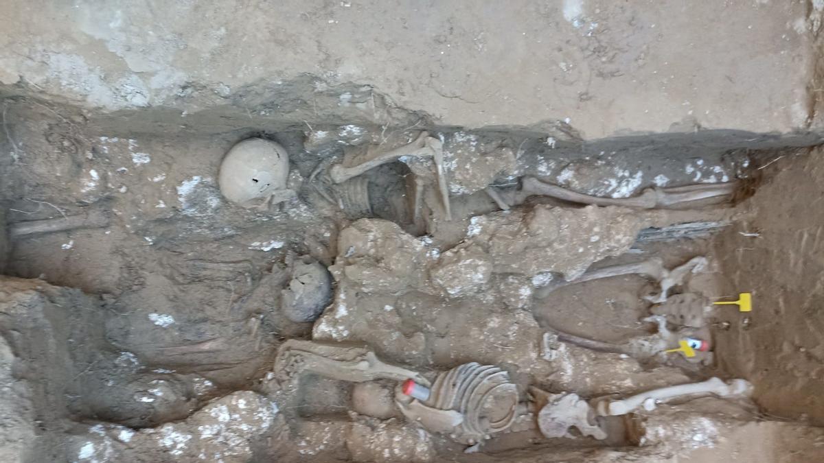 Los restos de varios de los cuerpos localizados en una fosa común en Rivas.