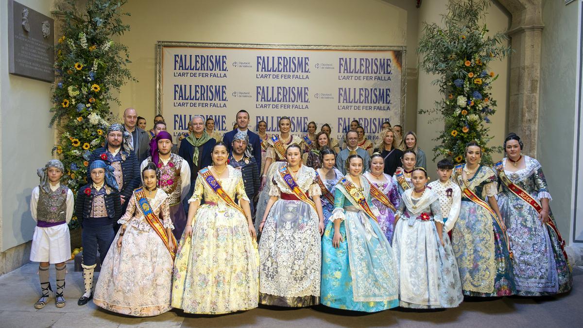 Más de 400 comisiones falleras asisten a la recepción de la Diputación de València.