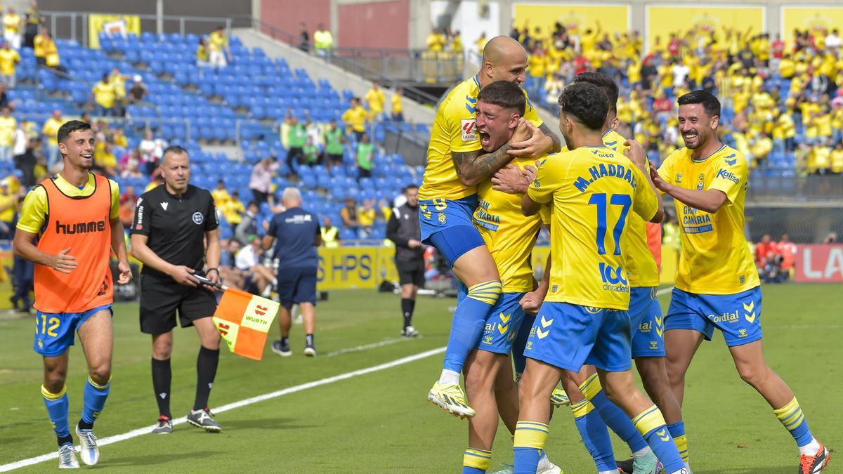 Juanma Herzog (con Sandro encima) celebra su gol al Villarreal junto a sus compañeros.