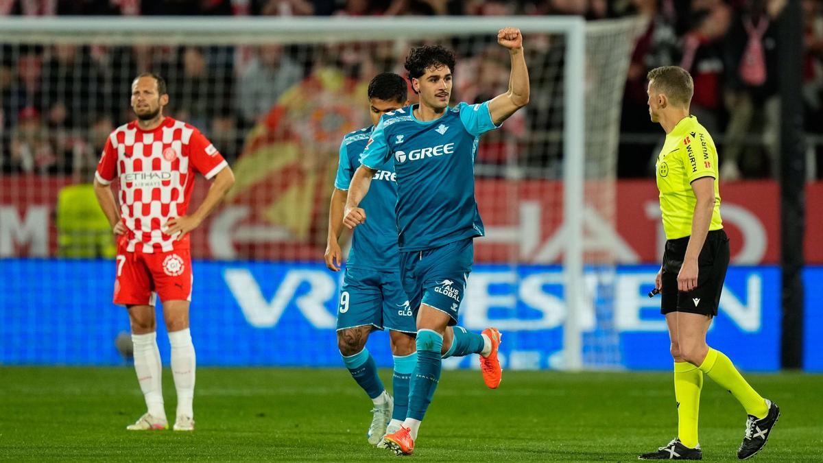 Johnny celebra su cabezazo, que le daba el 0-1 al Betis en Montilivi sobre el Girona en la primera parte.