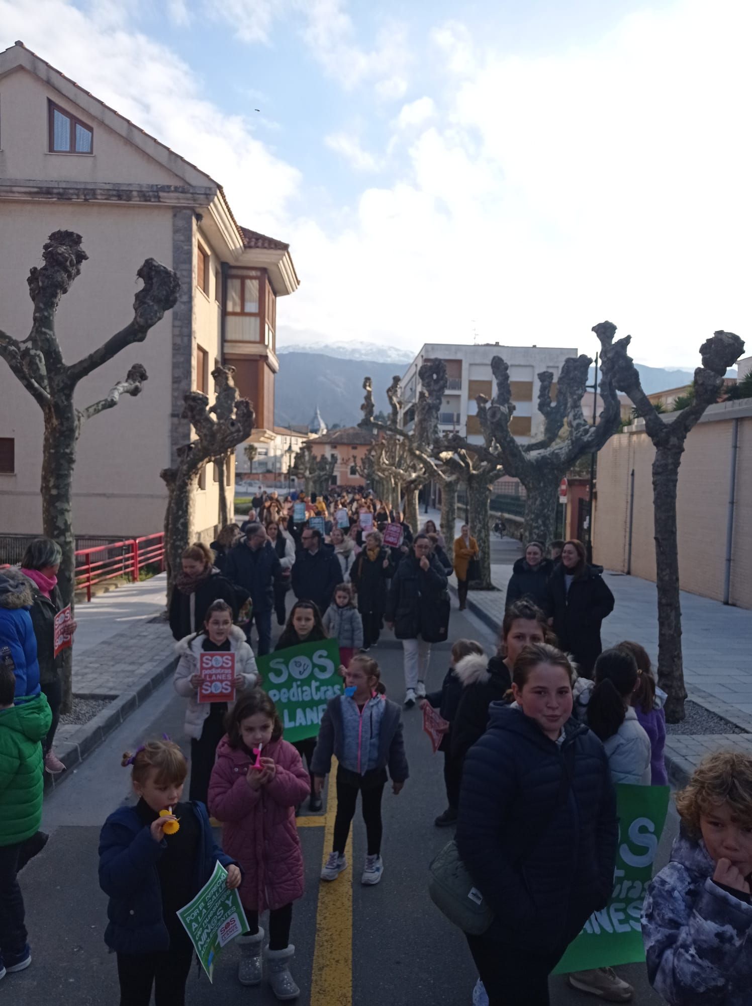 Manifestación en Llanes ante la falta de pediatras