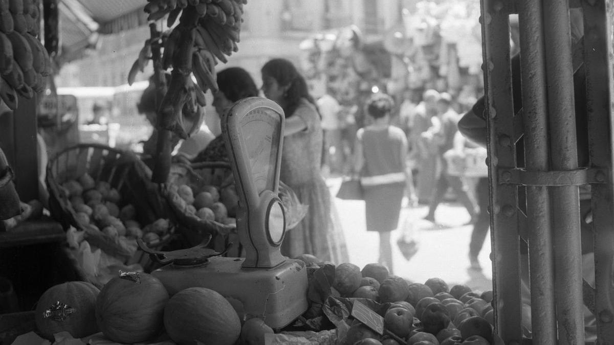 Un puesto de frutas y verduras en Alicante en 1960.